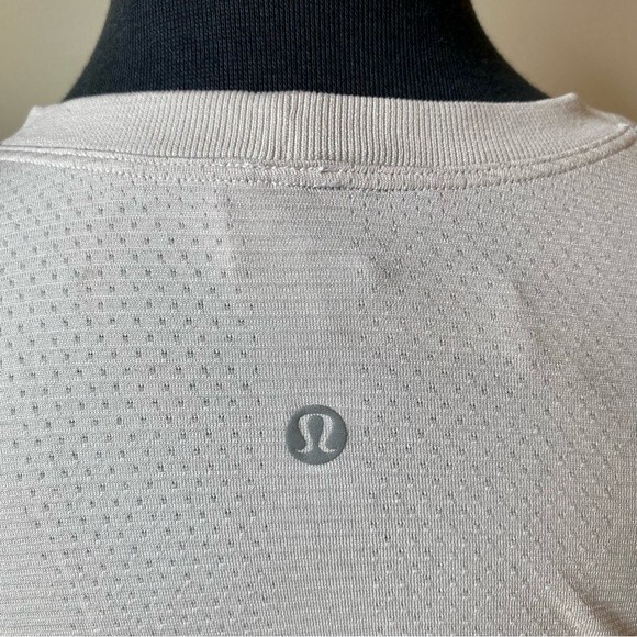 LULULEMON Swiftly Tech Top Relaxed Short Sleeve Shirt Cream White Size 6 - Picture 9 of 9